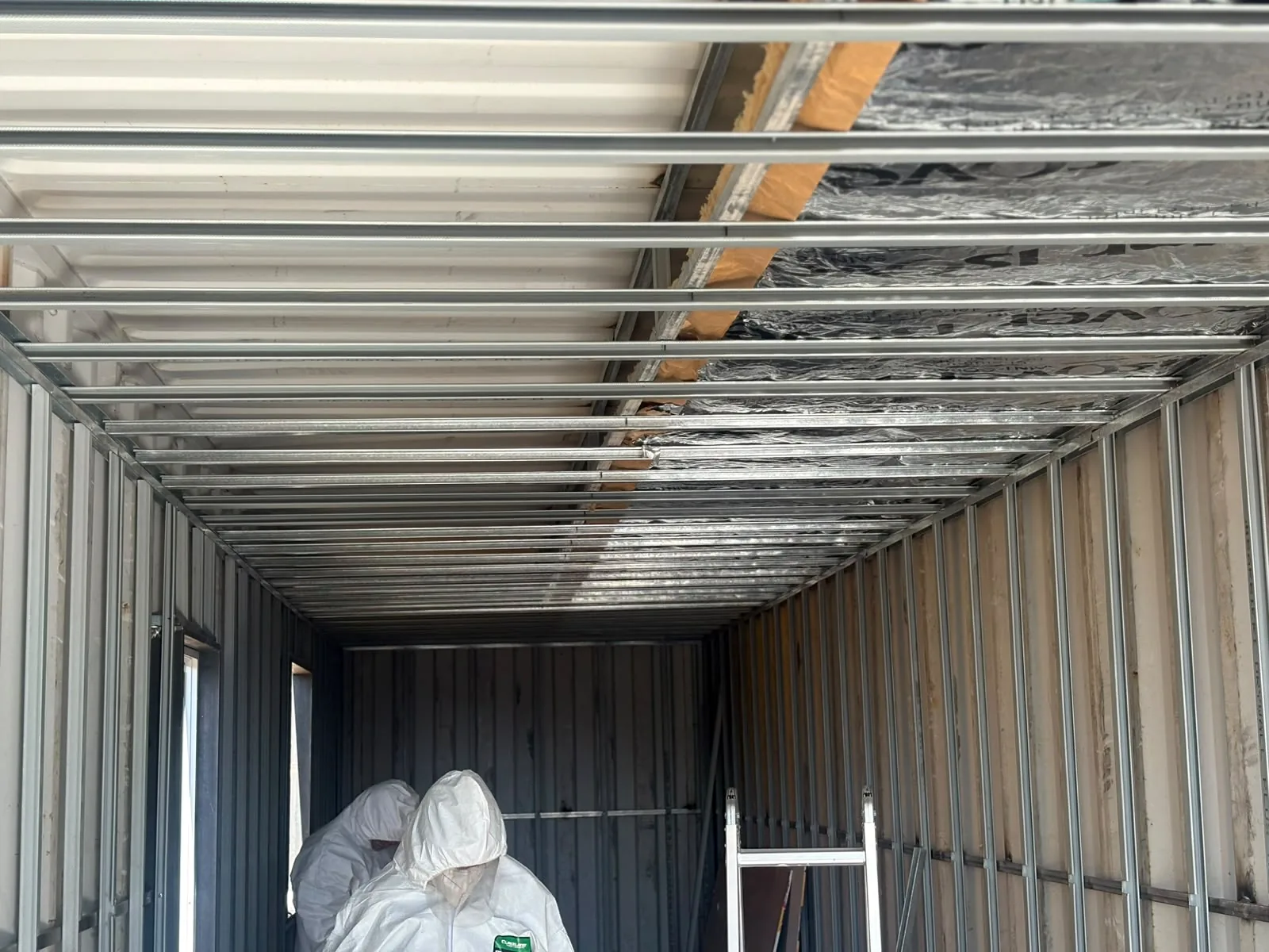 Estructura metálica de cubierta en el interior de una obra