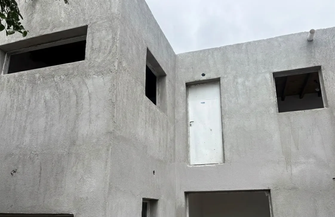 Fachada de hormigón con vanos abiertos en una obra en ejecución