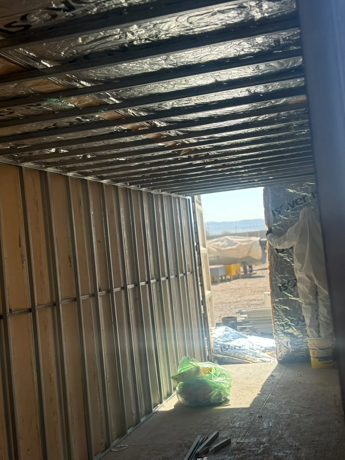 Pasillo interior de obra con aislación térmica y perfilería metálica